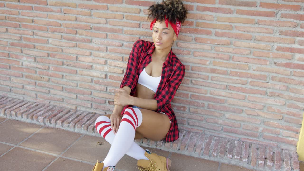 도시 거리에 앉아 유행 섹시한 여자