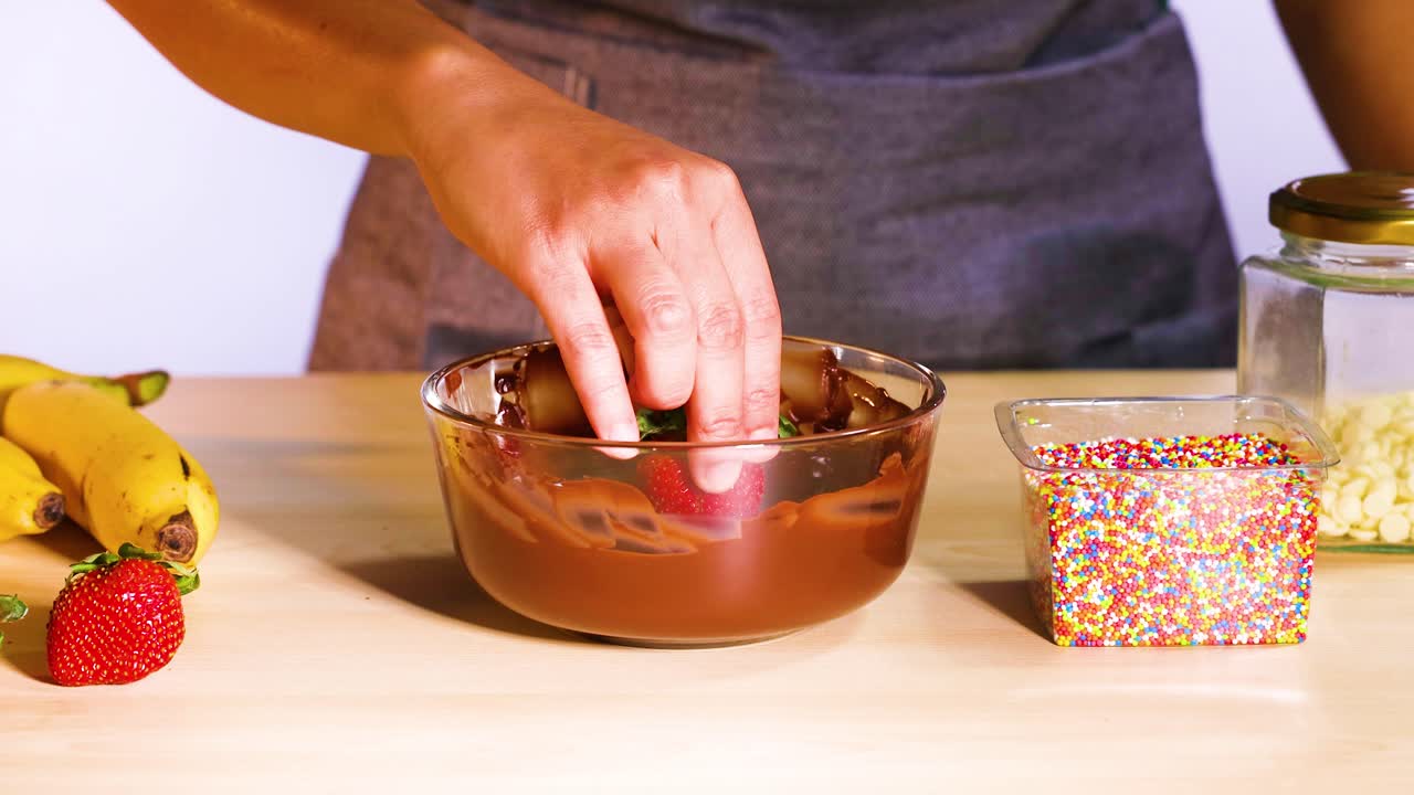 초콜릿 에 딸기 를 뿌려 넣는 것