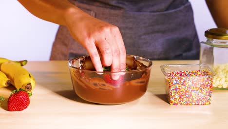 sumergir fresas en chocolate con salpicaduras