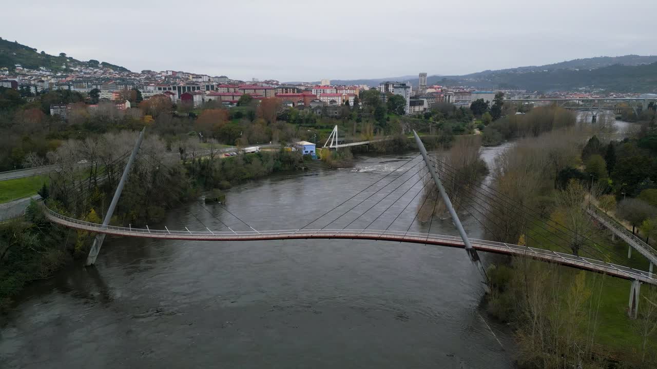 Ponte pedonale curvo e tortuoso attraversa il fiume Miño a Oira, Ourense, Spagna.