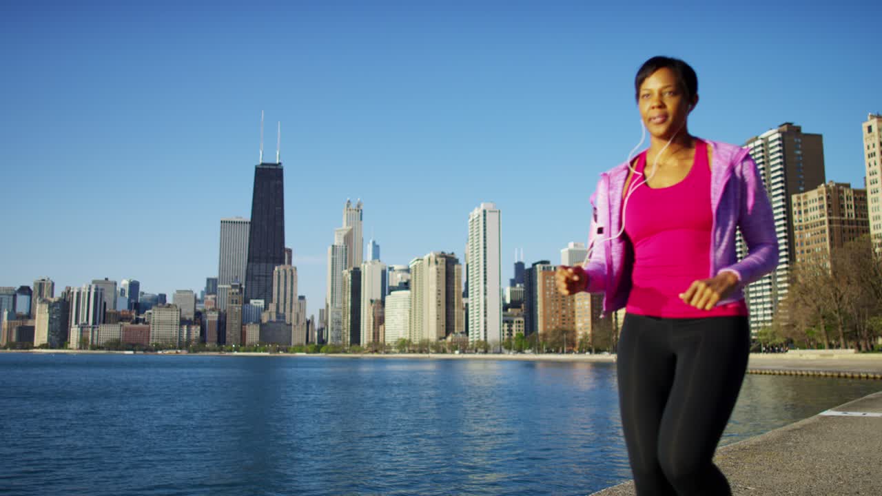 귀 막대기 를 착용 하여 운동 을 하고 있는 민족 여성