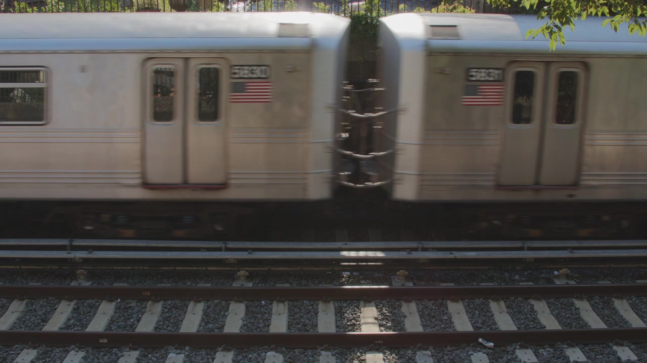Undergrundstog passerer i slow motion på det fjerne spor i Brooklyn, New York