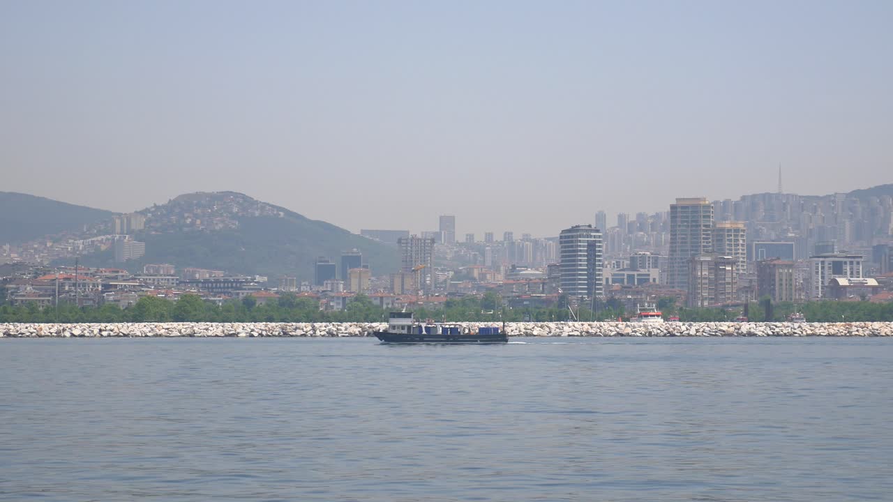 물 위 에 있는 배 와 함께 이스탄불 도시 풍경