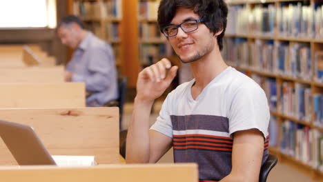 estudiante guapo usando una computadora portátil