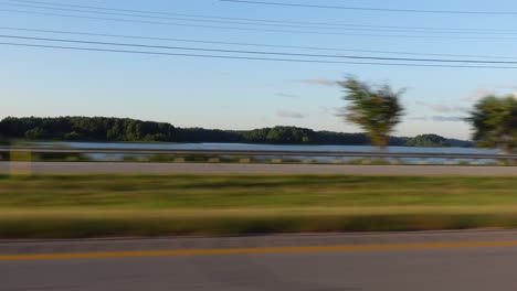 imágenes durante el movimiento del automóvil cerca de un gran lago