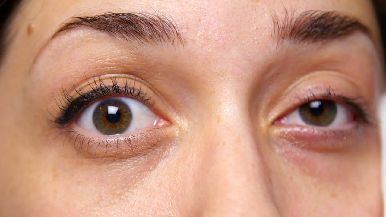 여자가 눈 화장을 지운다