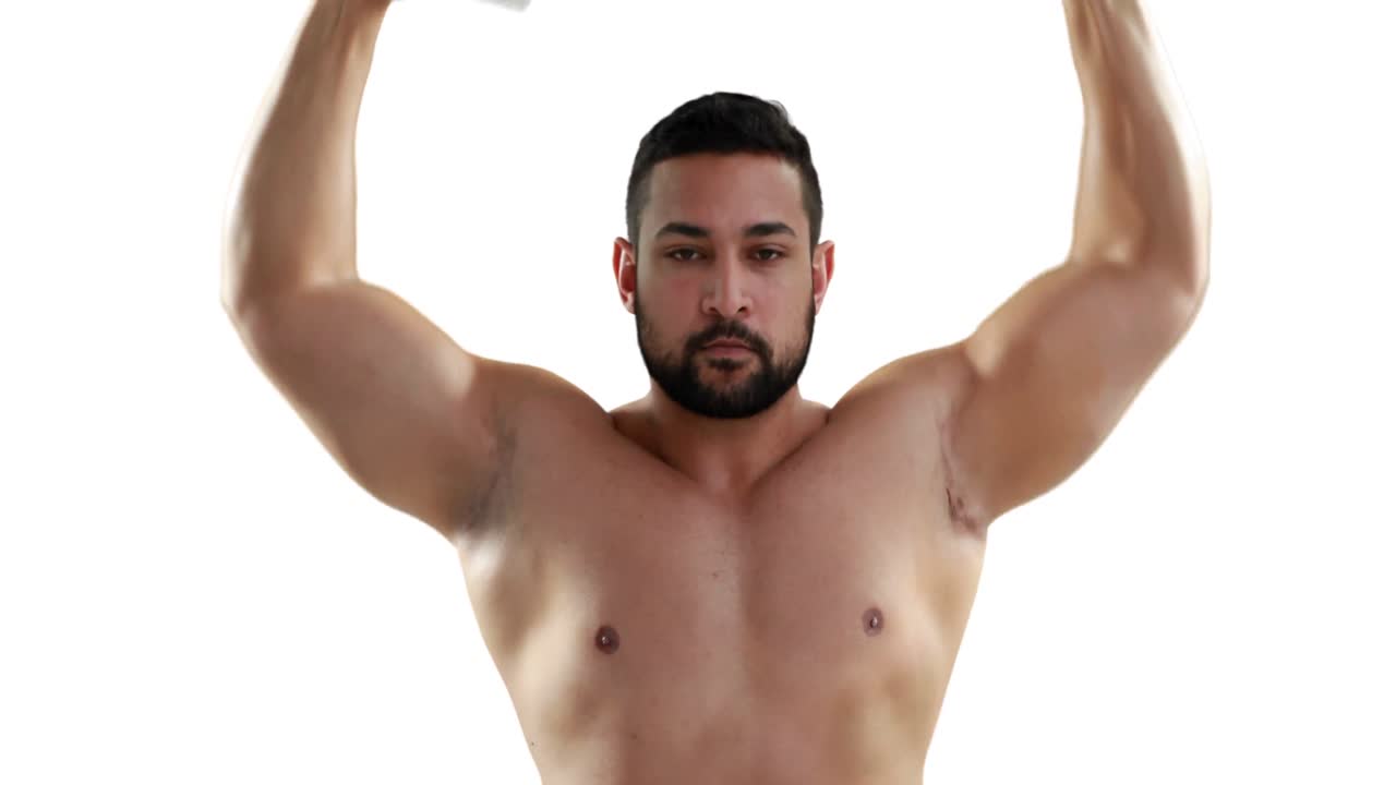 두 개의 덤벨을 들어 올리는 근육형 보디빌더