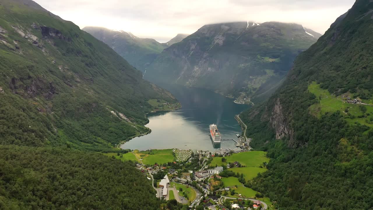 fiorde de geiranger, noruega. belíssima natureza paisagem natural da noruega.