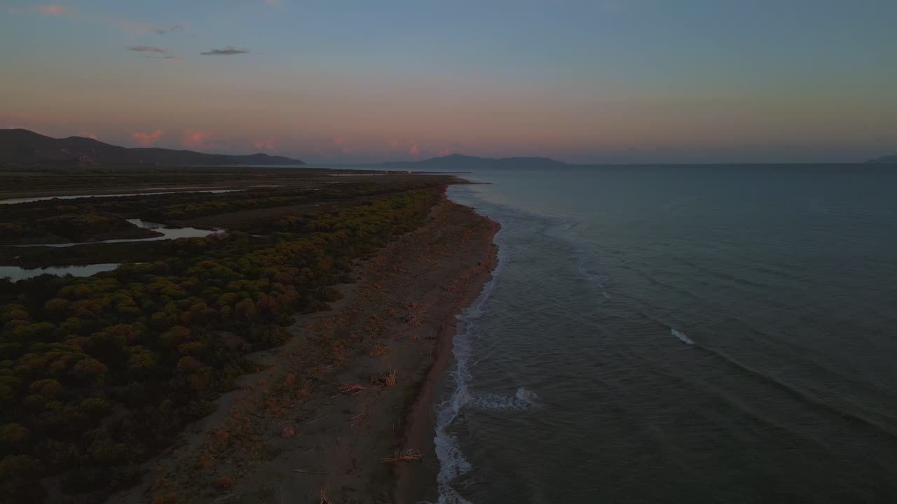 Bellissimo cielo panoramico al tramonto serale del Parco Nazionale della Maremma in Toscana, Italia
