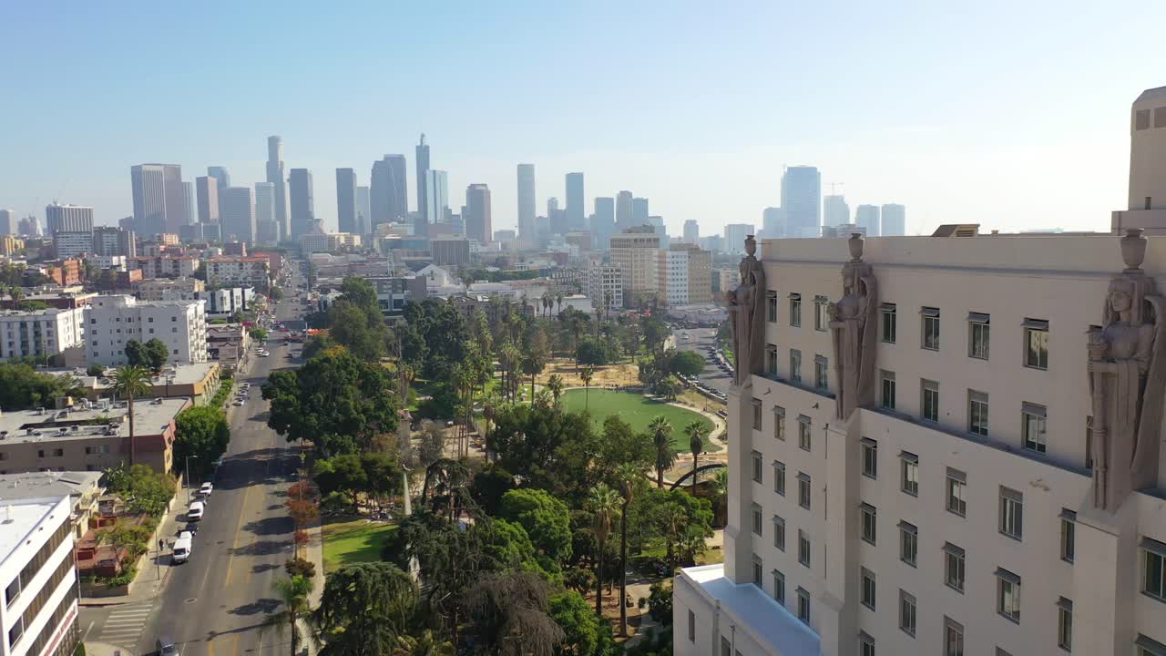 Vista aerea dell'edificio Macarthur a Los Angeles con elaborati fregi di guerrieri e angeli e figure scolpite che si affacciano sulla città.