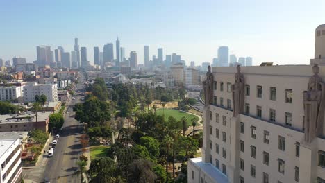 Antenne-Des-Macarthur-Gebäudes-In-Los-Angeles-Mit-Kunstvollen-Krieger--Und-Engelsfriesen-Und-Geschnitzten-Figuren-Mit-Blick-Auf-Die-Stadt-3