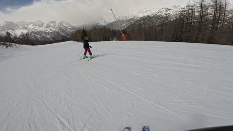 Schnee-Und-Ein-Skitag-Auf-Der-Reise,-Aber-Der-Unterschied-Ist-Die-Sonne,-Ein-Freund-Hilft-Mir-Immer-Und-Es-Ist-Wunderschön