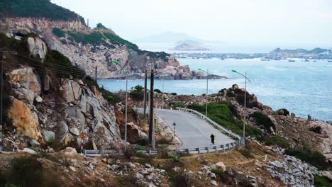 서퍼 바이커는 경치 좋은 해안 도로에서 오토바이로 서핑 보드를 운전하고 운송합니다.