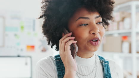 Schwarze-Frau,-Telefonanruf-Und-E-Commerce-Logistik