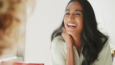 Feliz-Pareja-Diversa-Sentada-A-La-Mesa-Y-Hablando-En-El-Café