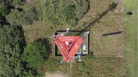 Drohnenrakete-Von-Der-Spitze-Einer-Handyantenne-Abgeschossen