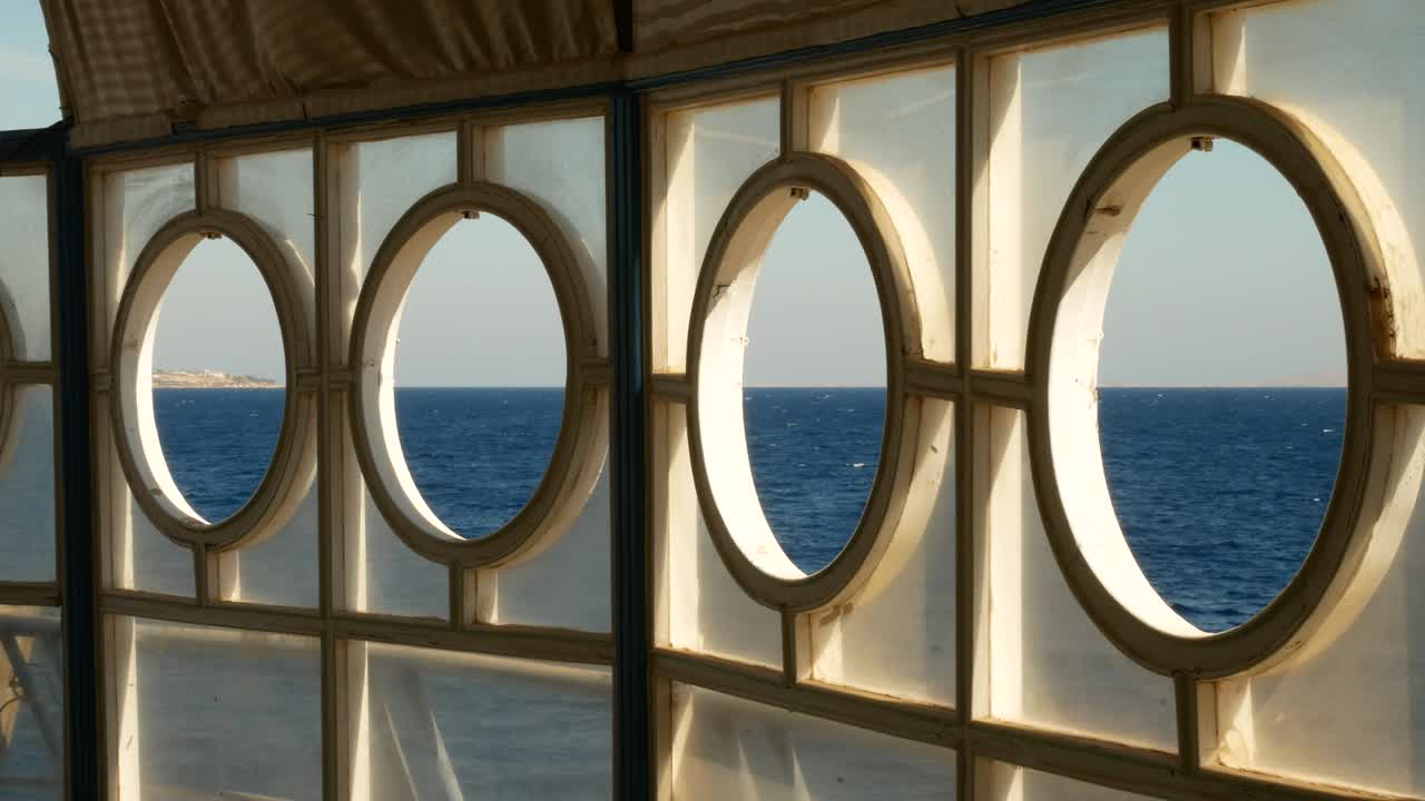 보트 창문 또는 선박의 포트홀에서 바다 풍경