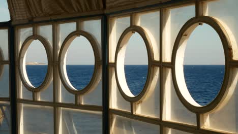 paisaje marítimo desde la ventana del barco o el portillo del buque