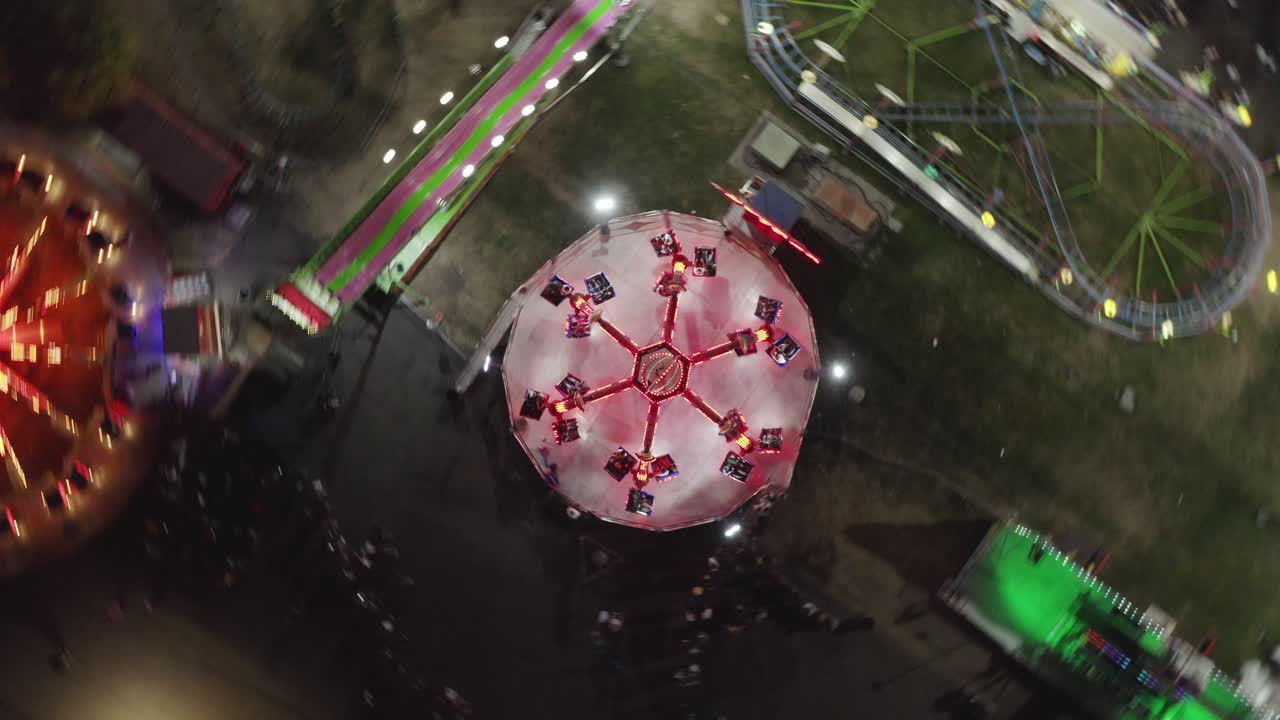 밤에 회전 놀이기구의 상위 뷰