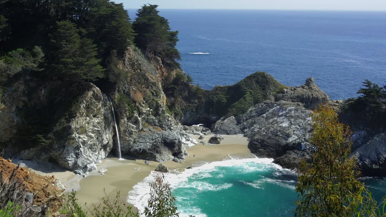 julia pfeiffer burns 주립 공원의 mcway 폭포