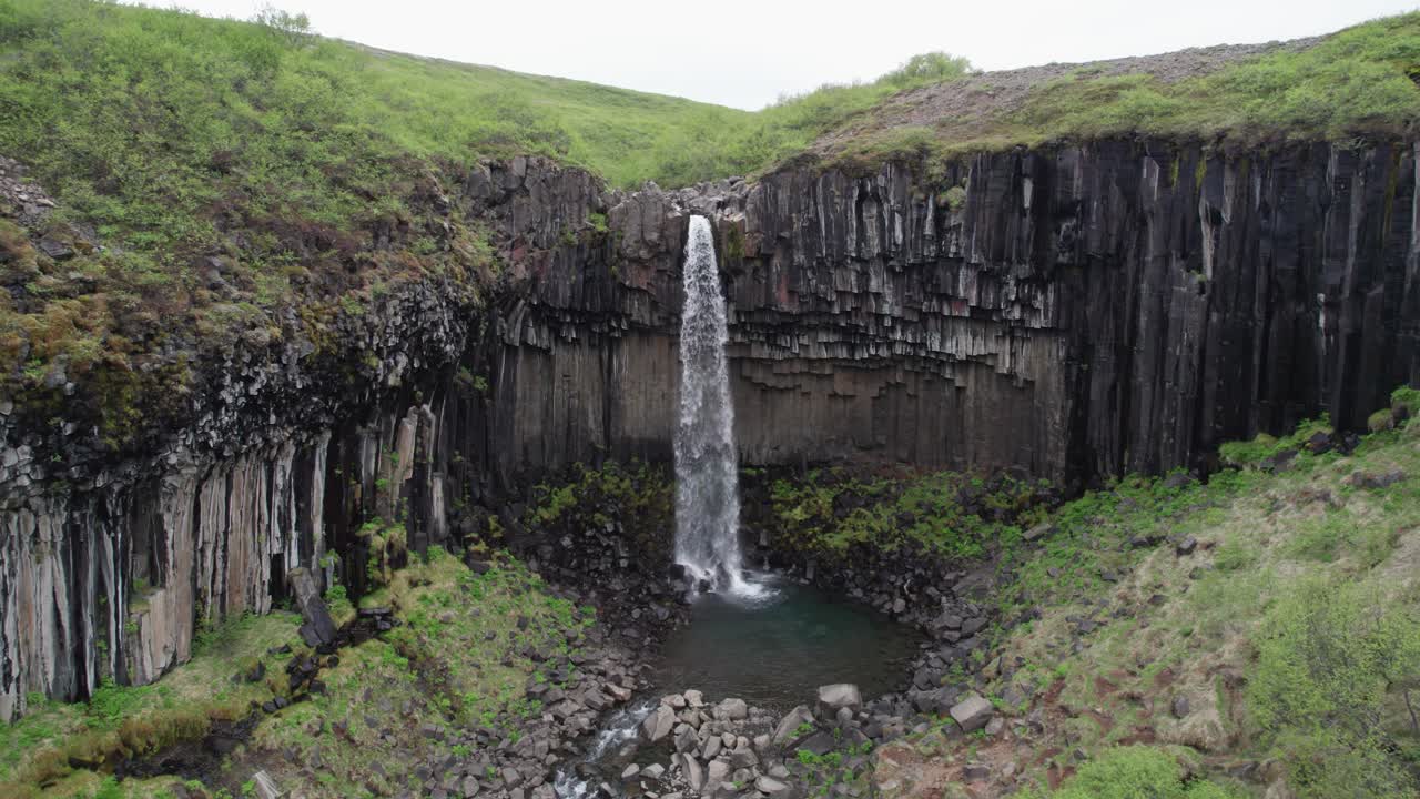 fotografía aérea de la cascada svartifoss durante el verano en el parque nacional de vatnajökull a lo largo de la carretera de circunvalación en islandia