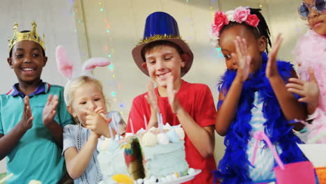 niños celebrando su cumpleaños con pastel y animación de confeti