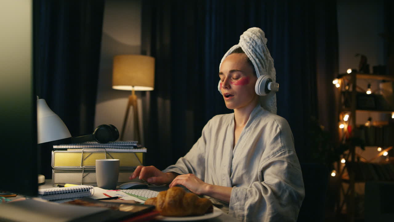 un trabajador independiente nervioso calmándose en primer plano por la noche. una chica con auriculares por la noche