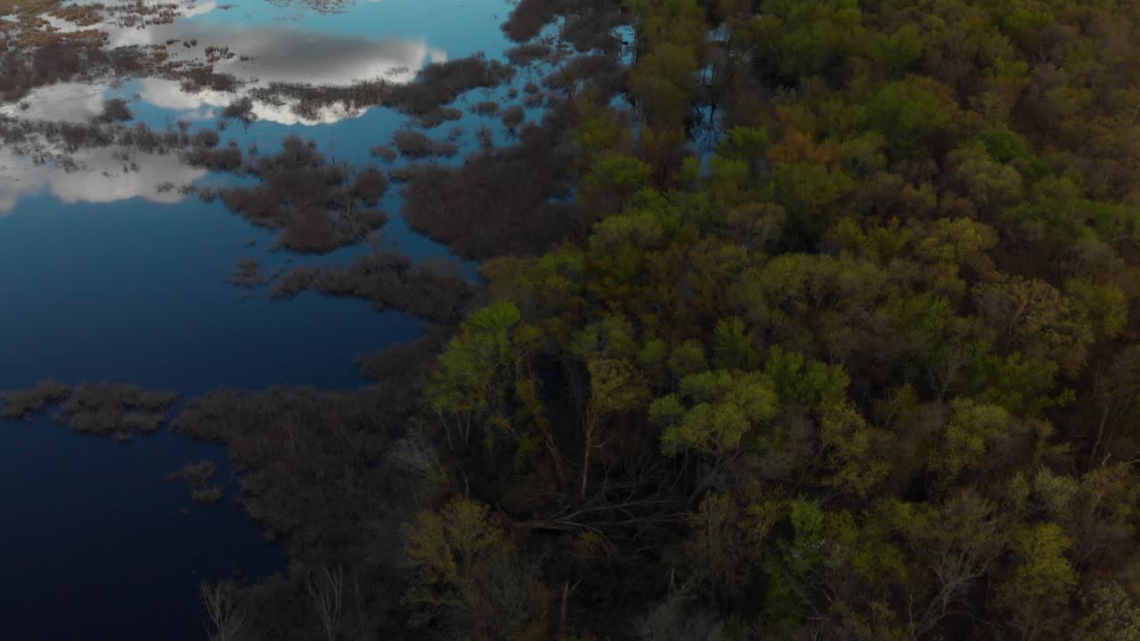 놀라운 반사를 보여주는 위스콘신 강 역류의 공중 해안선