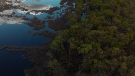 costa aérea de los remansos del río wisconsin que muestra reflejos asombrosos