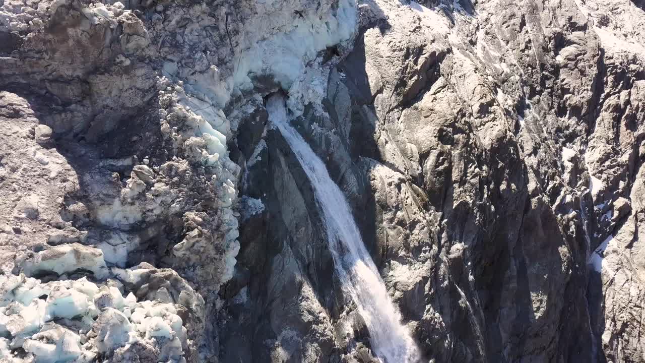 cascada de un glaciar sobre un acantilado en los alpes suizos
