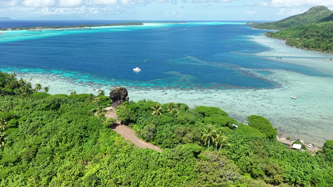 Bora Bora Ø, Fransk Polynesien, droneoptagelse af Guds Finger, klippevartegn og udsigtspunkt over lagunen.