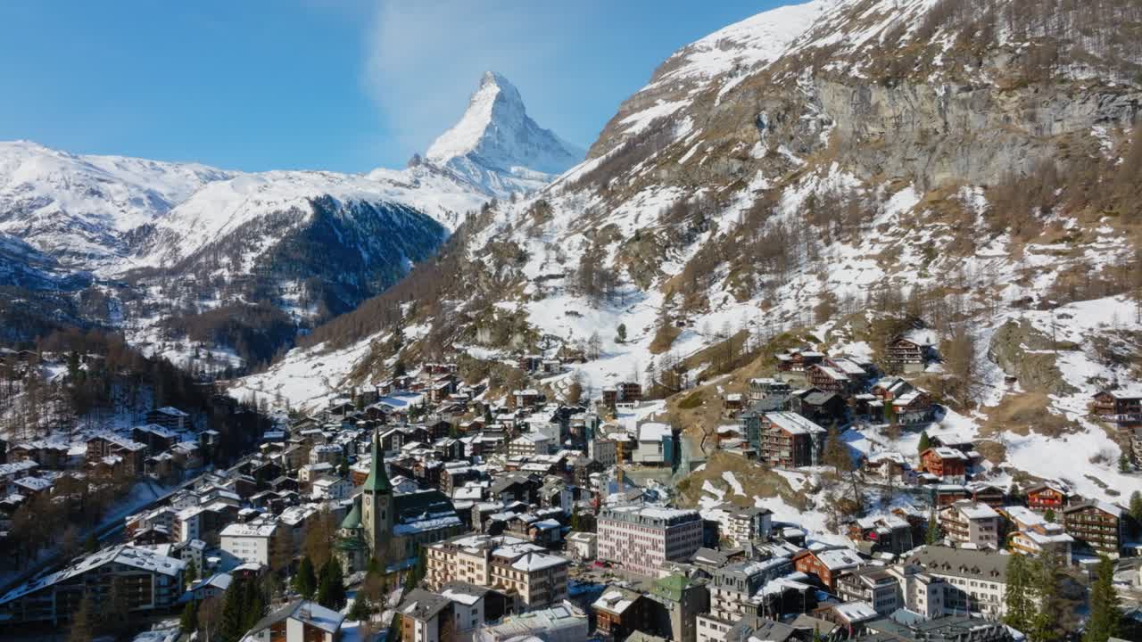 vista aérea del valle de zermatt y el pico de matterhorn por la mañana