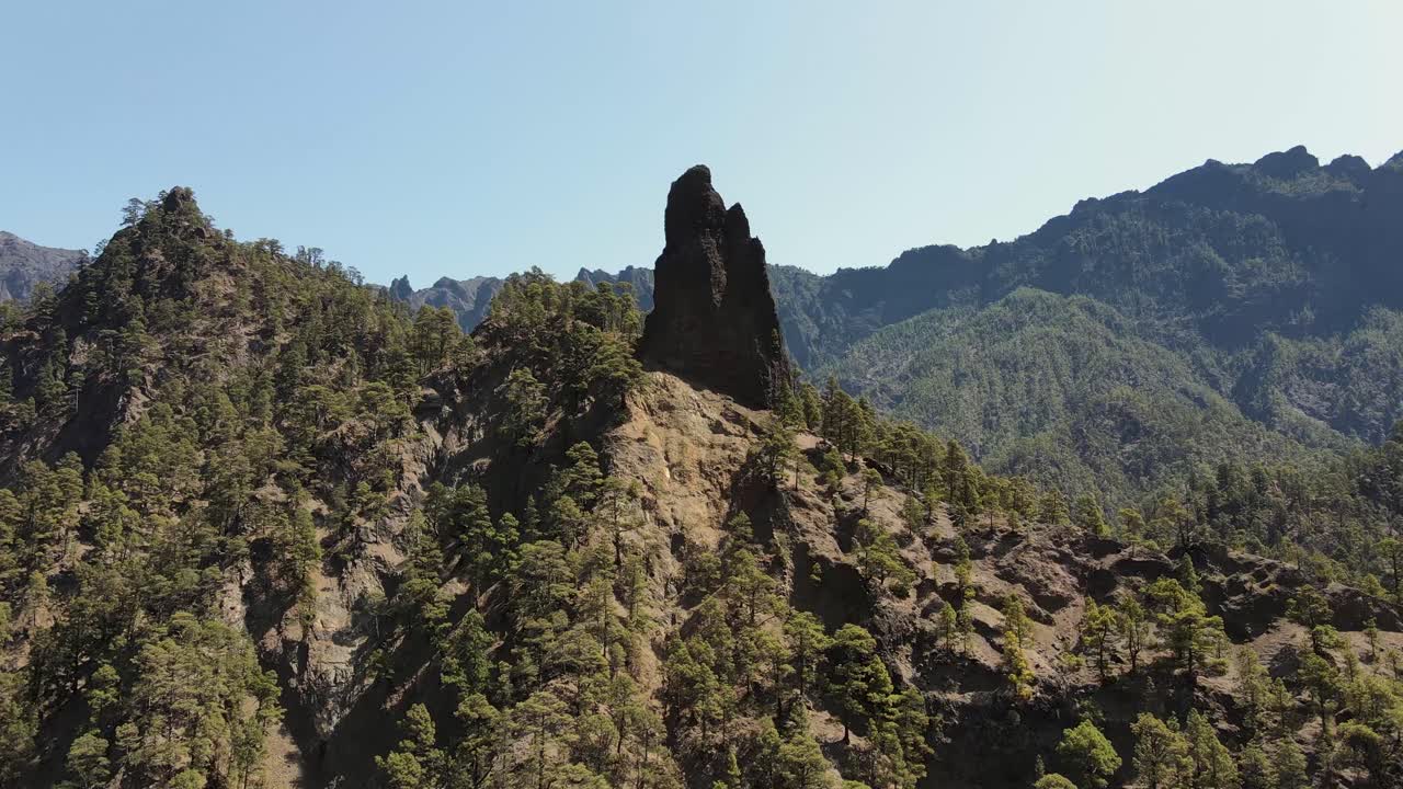 무인 항공기보기는 라 팔마, 카나리아 제도, 스페인에있는 국립 공원의 아름다운 산림을 보여줍니다