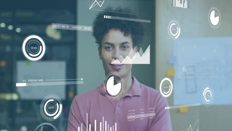 animación del procesamiento de datos financieros sobre empresario biracial en el cargo