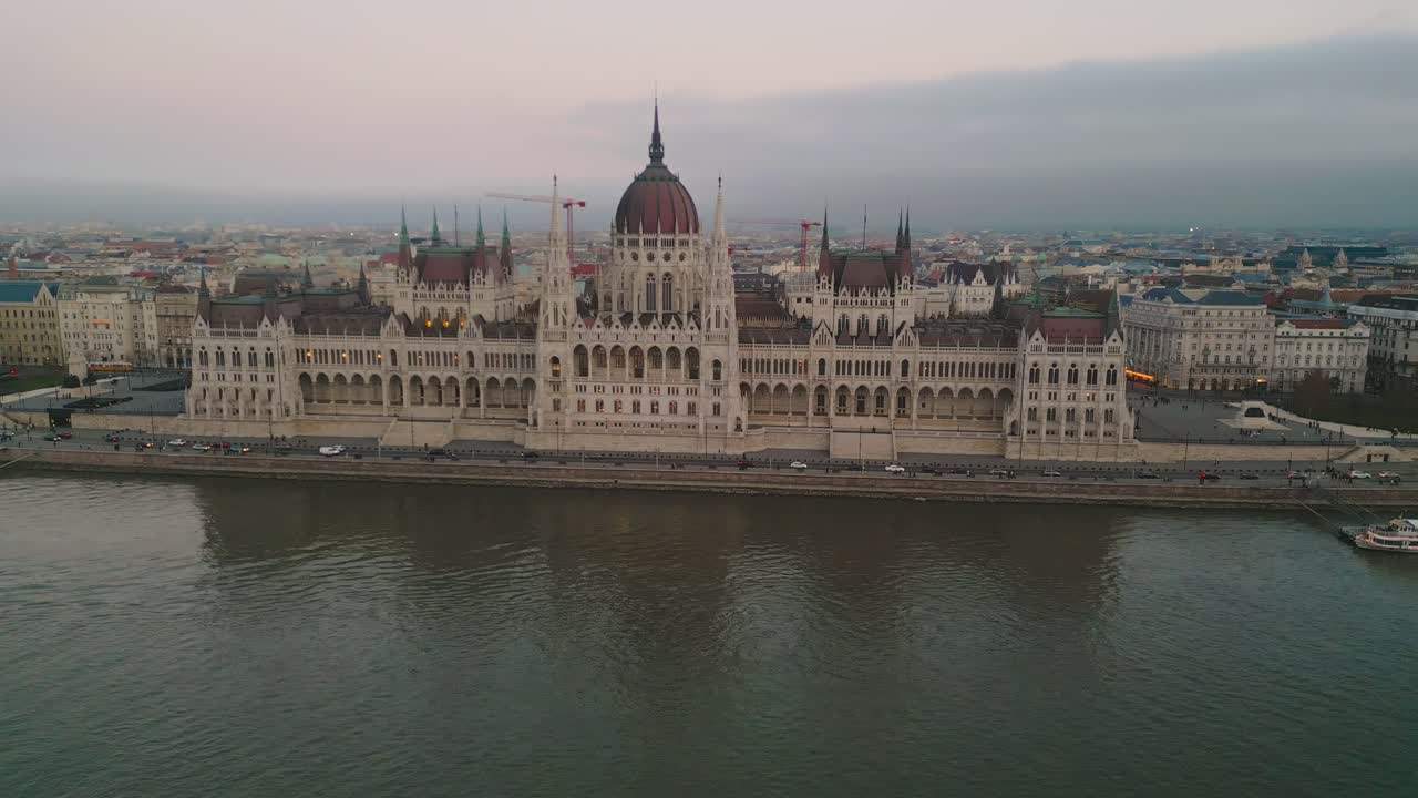 Filmato drone con panoramica orizzontale intorno al maestoso Parlamento ungherese a Budapest