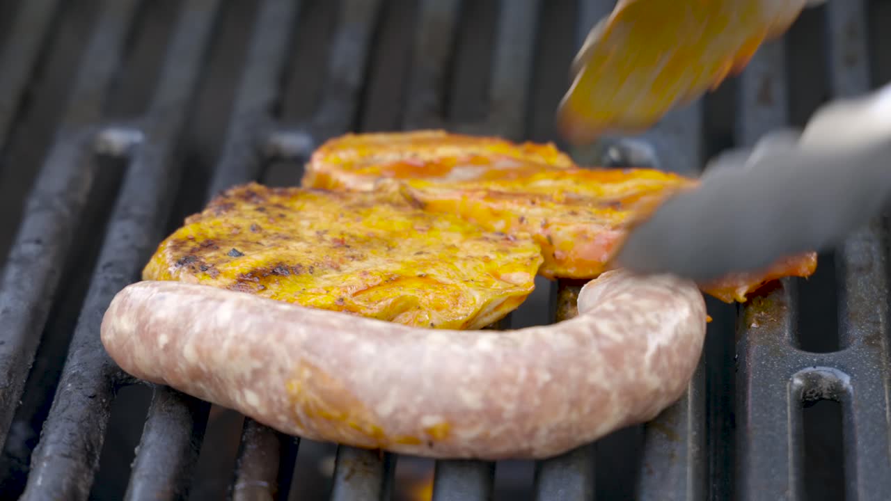 바베큐 그릴에 신선한 고기를 준비