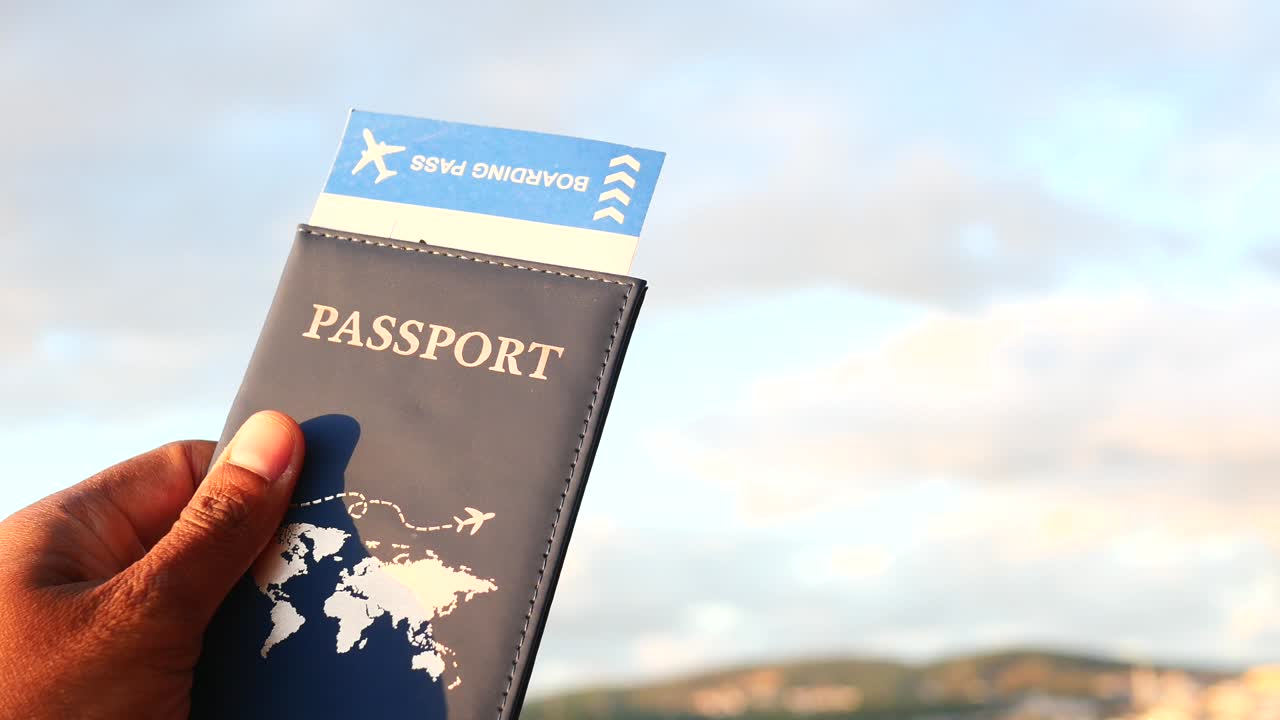 pasaporte y tarjeta de embarque en la mano