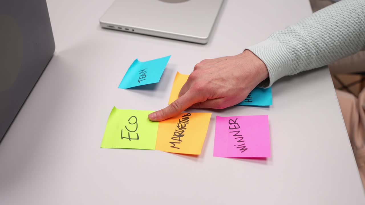 Sessione di brainstorming con note adesive