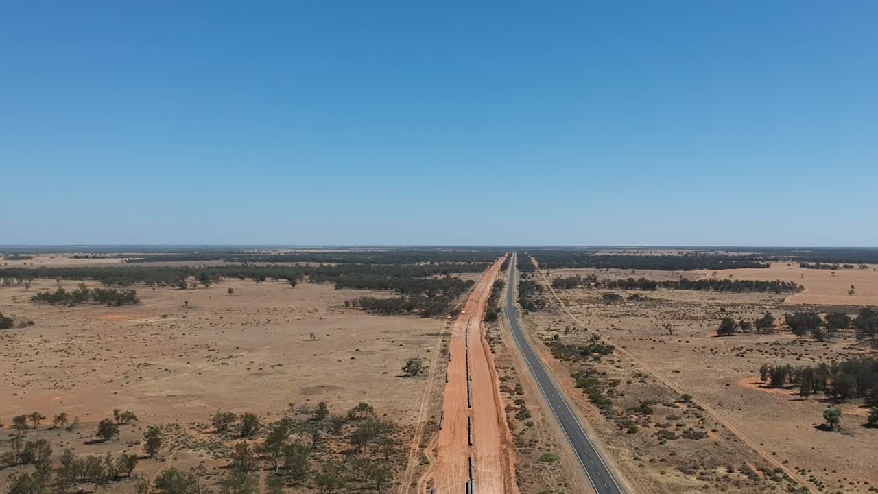 en el desierto se está construyendo una enorme tubería de agua para llevar agua a una ciudad remota