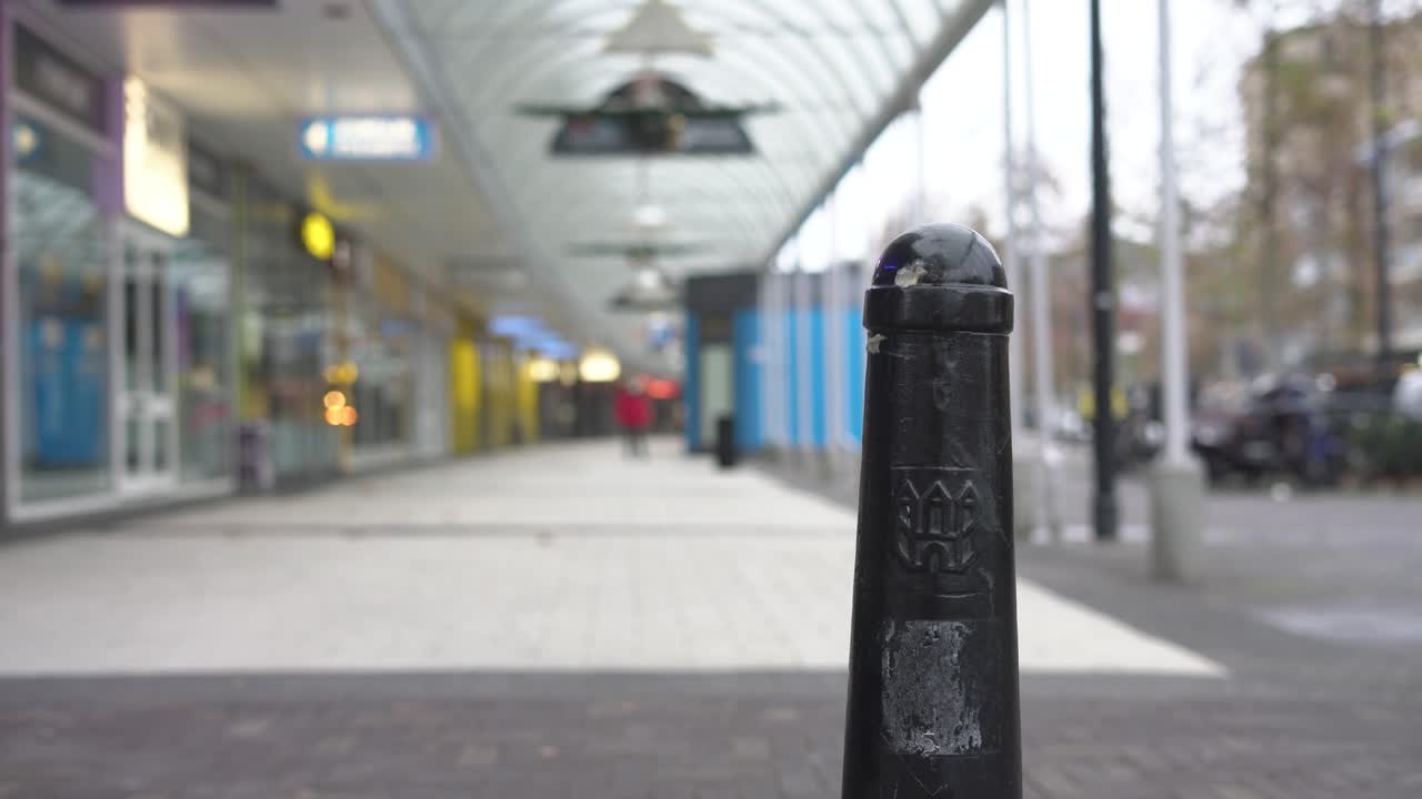 tilburg pol cerca de la calle vacía en tilburg