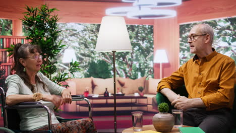 un marido y una esposa de edad avanzada alegre participando en una conversación relajada