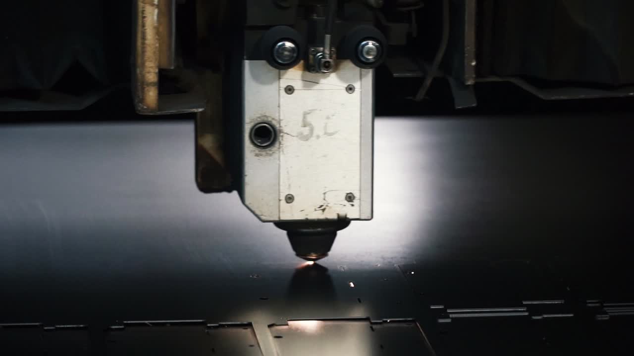 máquina de corte por láser en funcionamiento