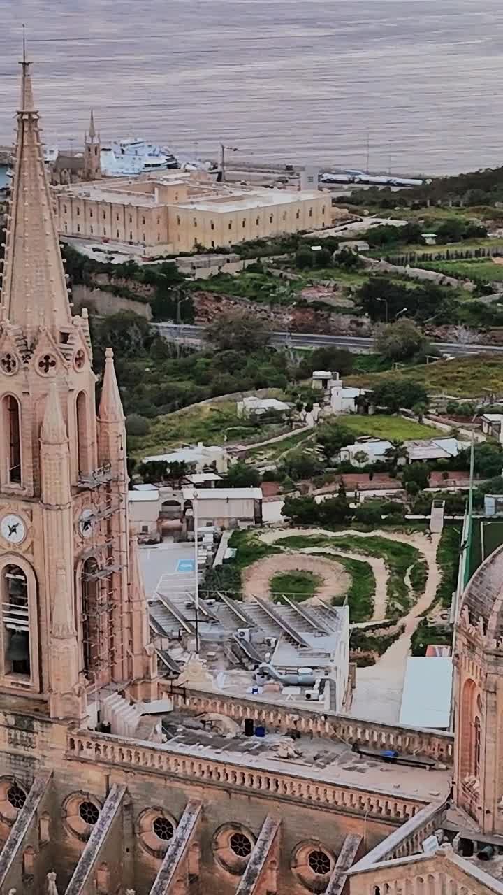 Splendida vista di La Valletta e del porto a Malta durante il tramonto