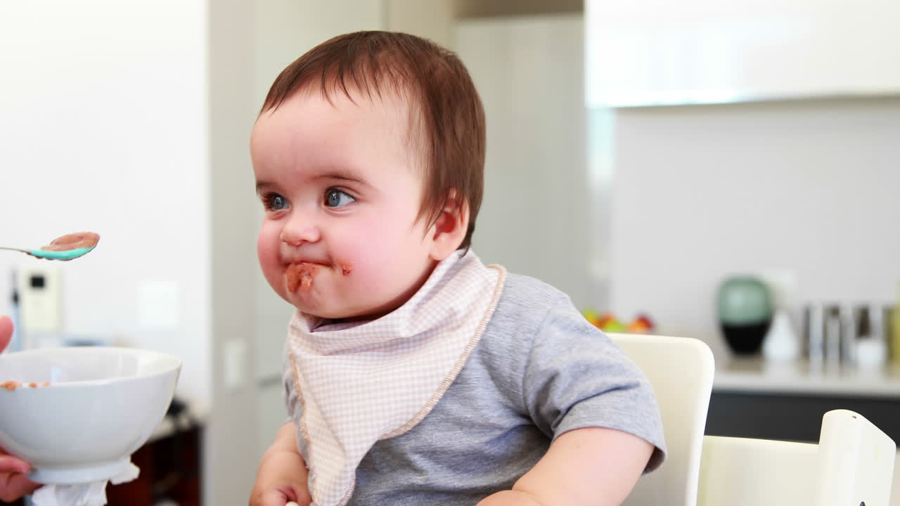 을 먹이는 망진창의 아기