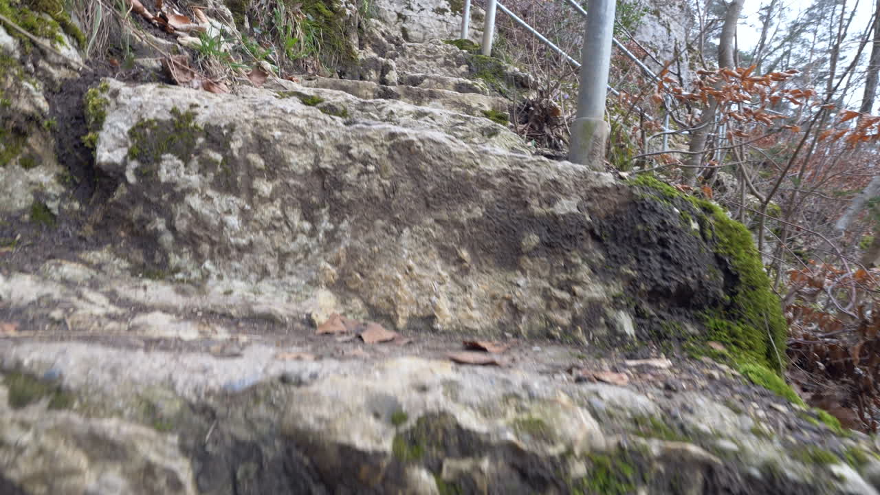 tiro de ángulo bajo pov de subir escaleras rocosas en la montaña en la naturaleza durante el día, prores 422