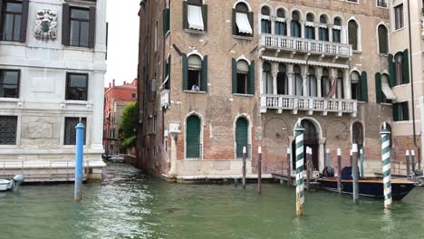 Exterior-De-Antiguas-Casas-Venecianas-Frente-Al-Mar-En-El-Gran-Canal,-Vista-Desde-El-Agua