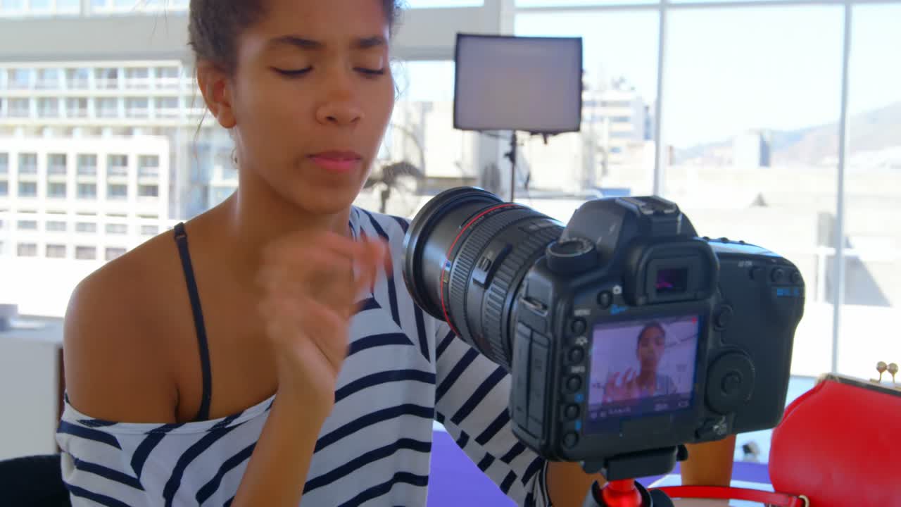 aplicando maquillaje en el estudio de fotos 4k