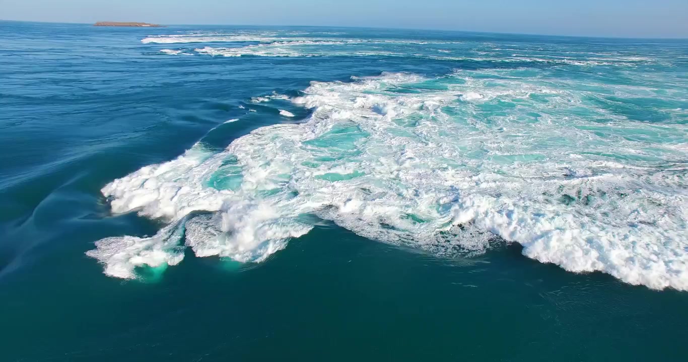 Die größten Springfluten der Welt erzeugen horizontale Wasserfälle und massive stehende Wellen. Die einzige jemals aufgenommene Aufnahme dieses unbesuchten Gezeitenwundergebiets. Auf Seekarten als zu gefährlich vermerkt