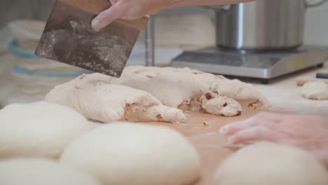 Bäckerei-Bereitet-Brot-Mit-Tomaten-Zu