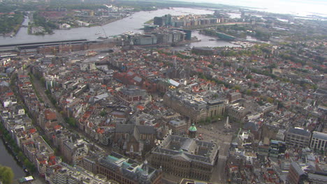 Rotierende-Hubschrauberaufnahme-Der-Innenstadt-Von-Amsterdam-Und-Des-Hauptbahnhofs,-Niederlande